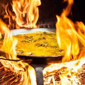 Paella a fuego sarmiento con conejo y caracoles