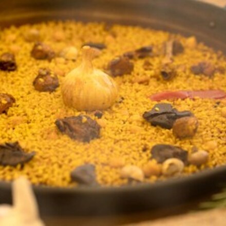 Paella de arroz con conejo y caracoles