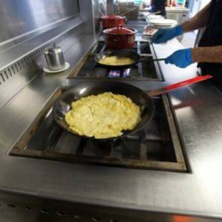 Cocina tradicional. Arroz con conejo y caracoles