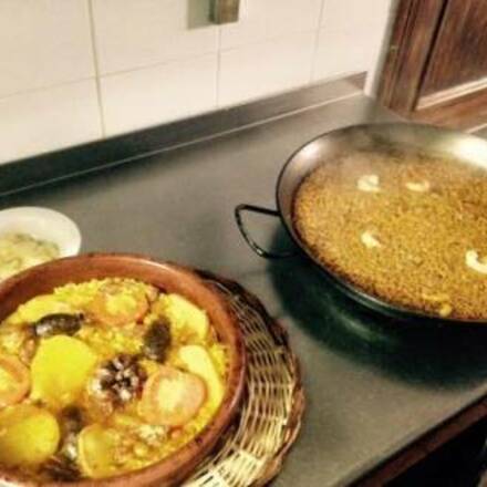 Cocinando arroz con conejo y caracoles