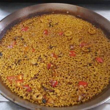 Paella de arroz con conejo y caracoles