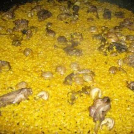 Paella de arroz con conejo y caracoles