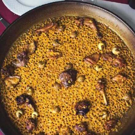 Paella de arroz con conejo y caracoles